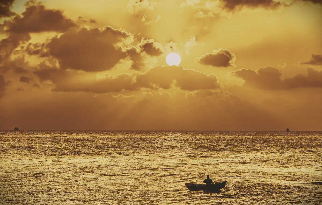 Фото обои море, солнце, облака, закат, рыбак, лодки, горизонт, каноэ