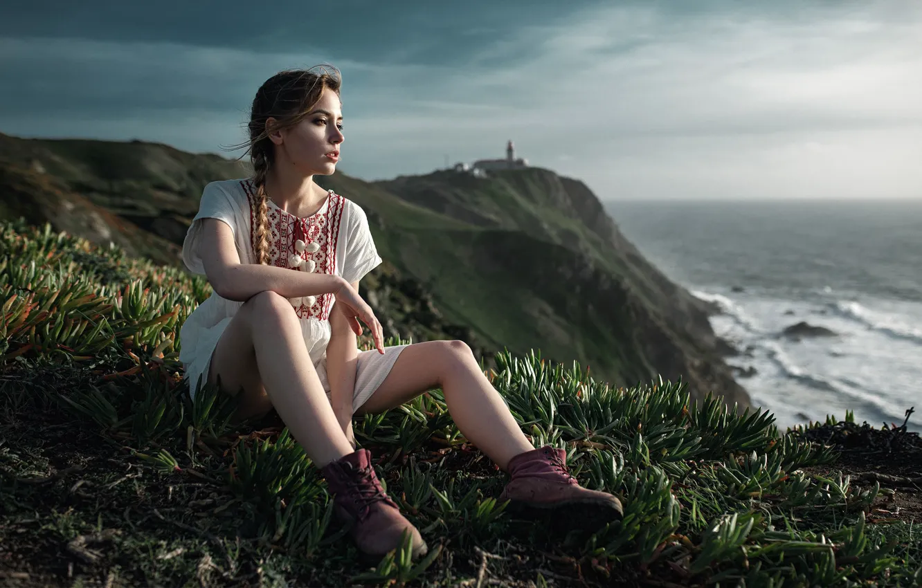 Фото обои море, девушка, поза, ноги, побережье, ботинки, коса, Ксения Кокорева