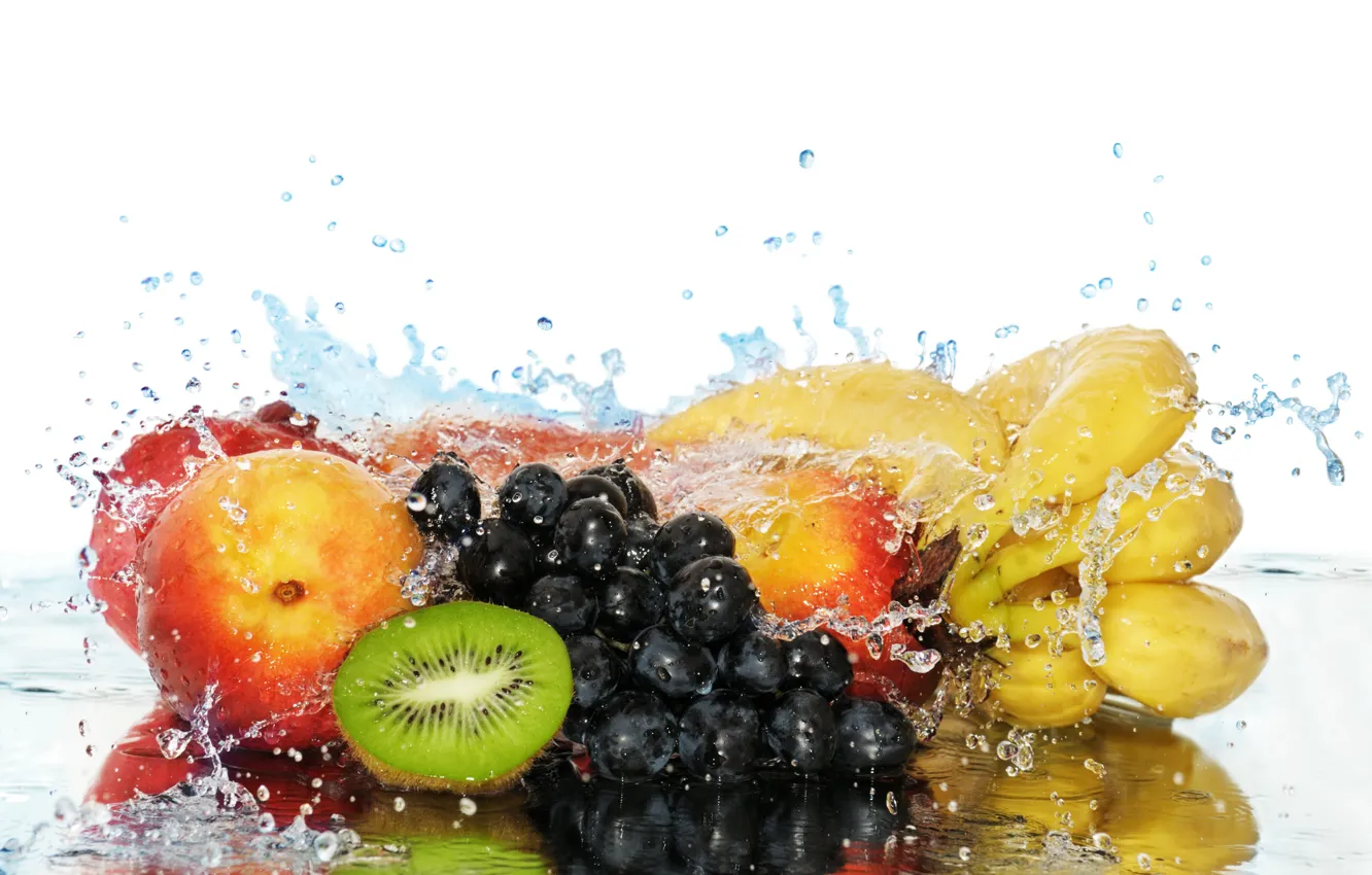 Фото обои вода, ягоды, еда, всплеск, киви, виноград, бананы, фрукты