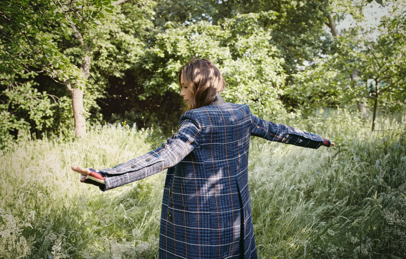 Фото обои трава, деревья, поза, модель, актриса, Victoria Beckham, шатенка, пальто