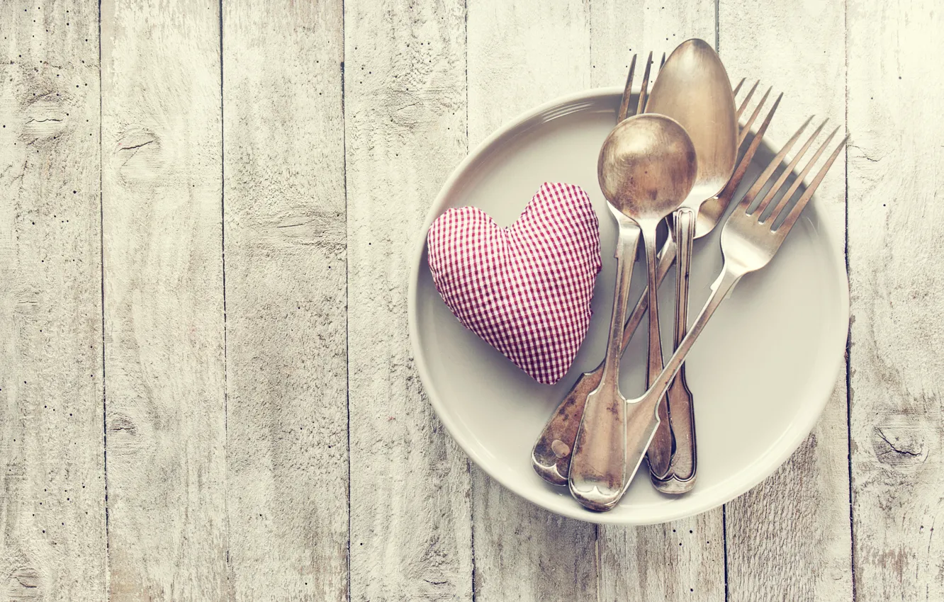 Фото обои стол, тарелка, сердечко, День святого Валентина, вилки, ложки