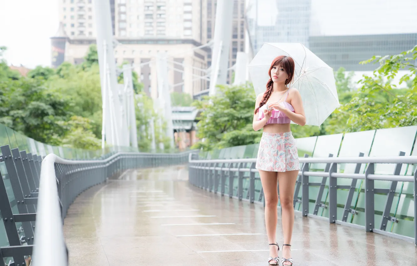 Фото обои дождик, лето, девушка, лицо, зонтик, волосы, юбка, ножки