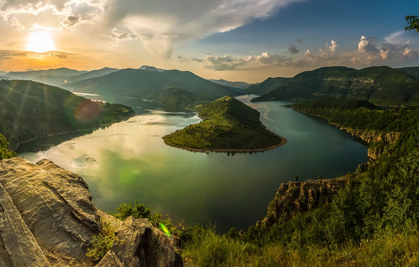 Фото обои лес, небо, солнце, облака, лучи, деревья, пейзаж, горы
