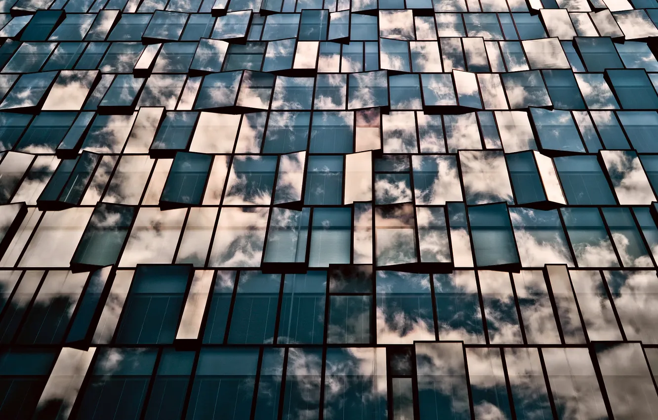 Фото обои стекло, облака, отражения, город, здание, окна, Япония, Токио