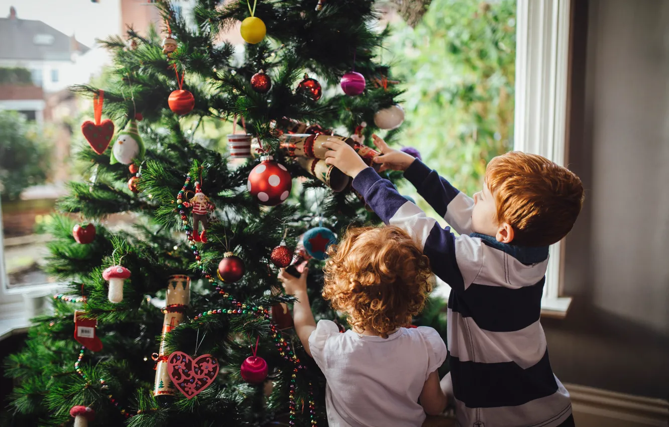 Фото обои Дети, Рождество, Окно, Елка, Двое, Christmas, Tree, Kids