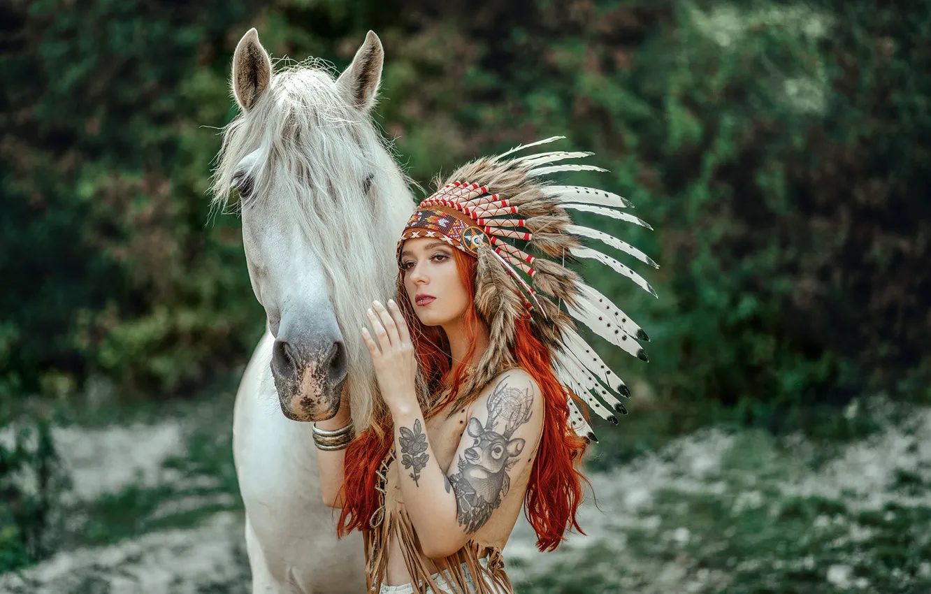 Фото обои украшения, природа, поза, фон, модель, лошадь, портрет, перья