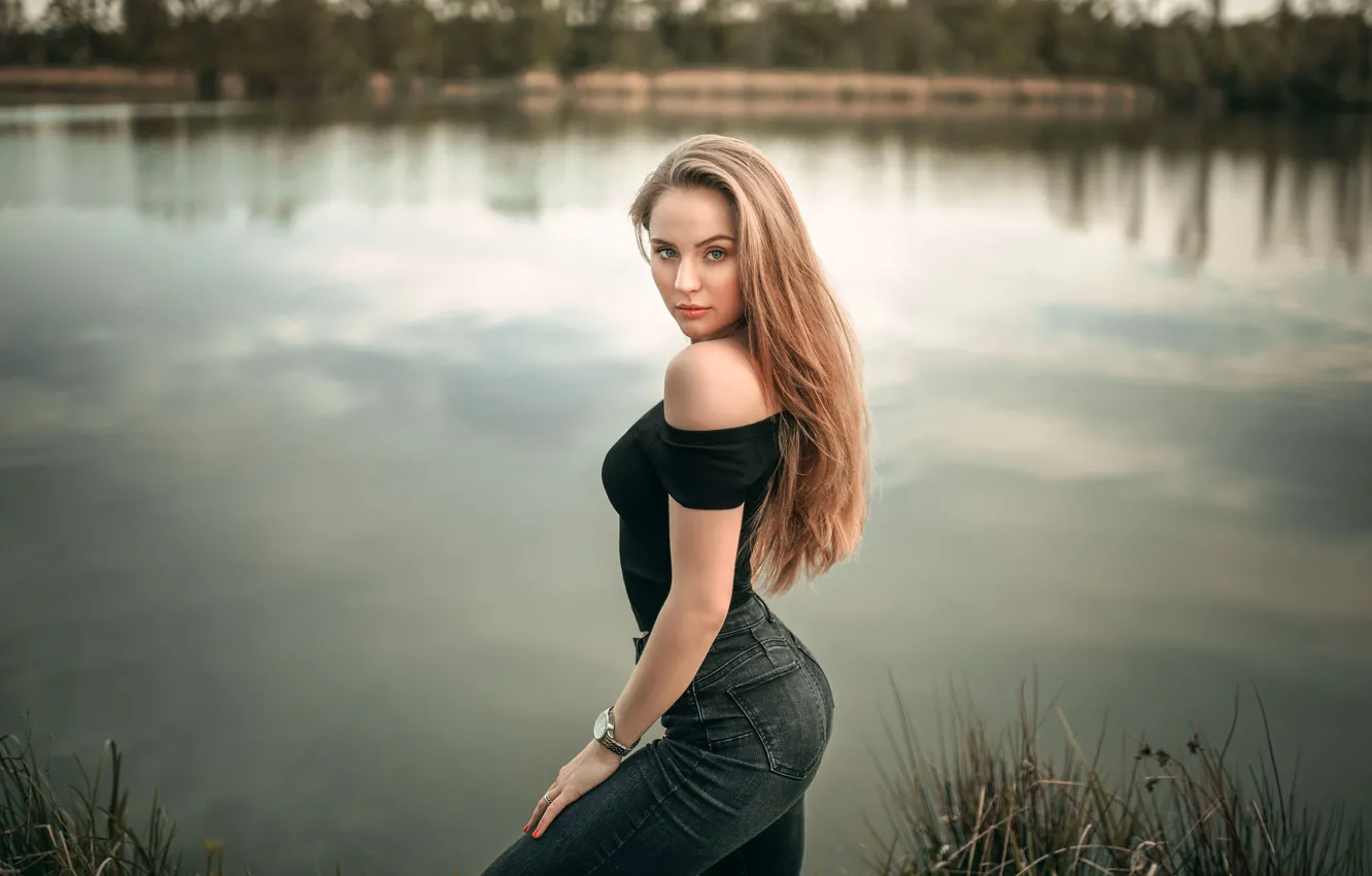 Фото обои взгляд, природа, секси, поза, река, модель, портрет, джинсы