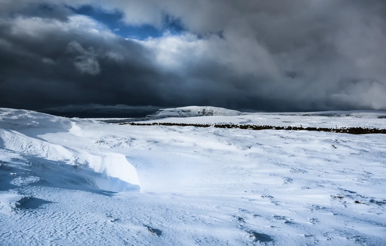 Фото обои зима, поле, небо, облака, снег, пейзаж, горы, тучи