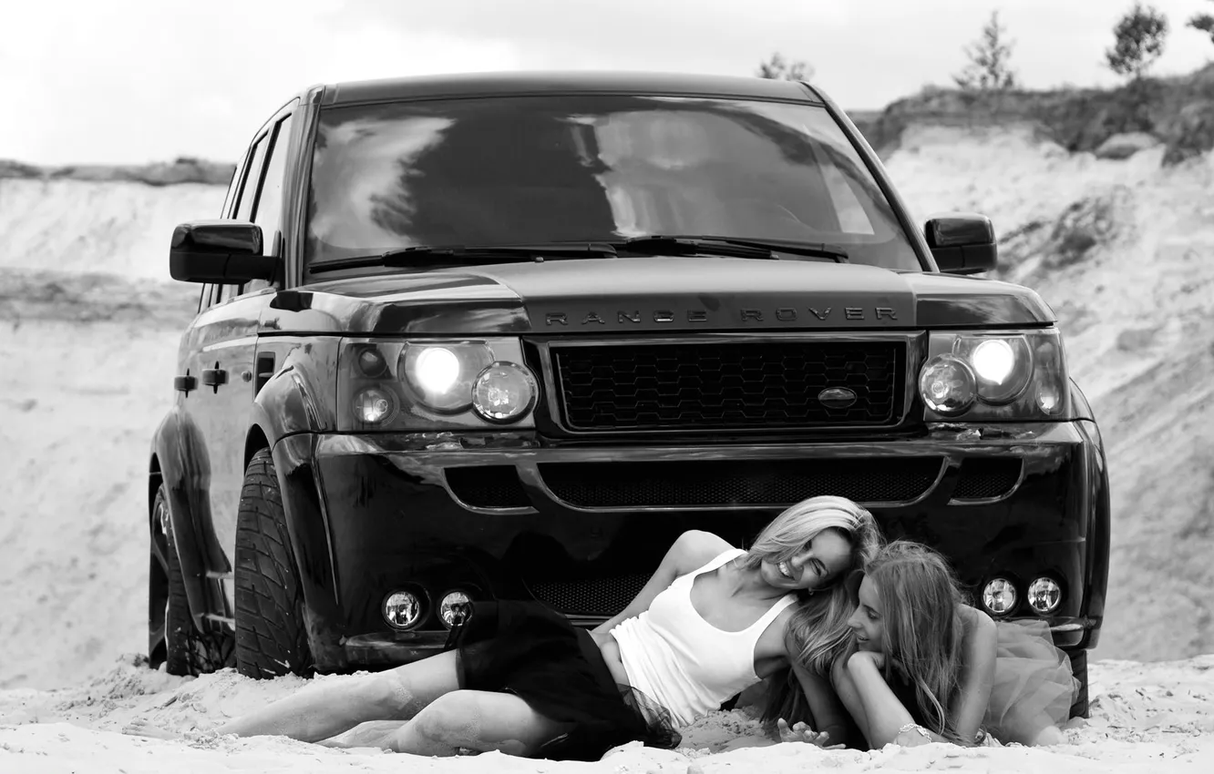 Фото обои песок, девушки, смех, range rover, b&w