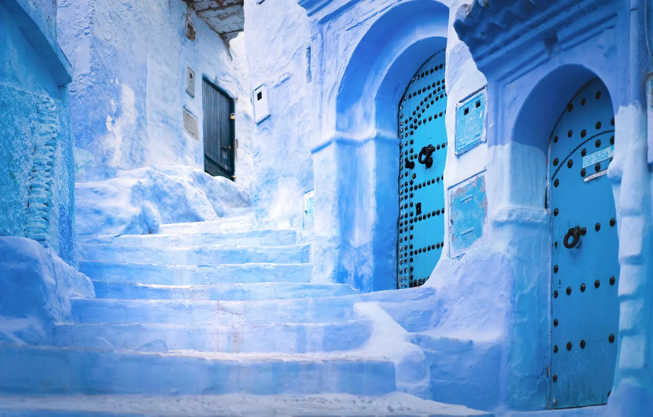 Фото обои двери, лестница, Марокко, Morocco, Chefchaouen, Шефшауэн, голубые стены