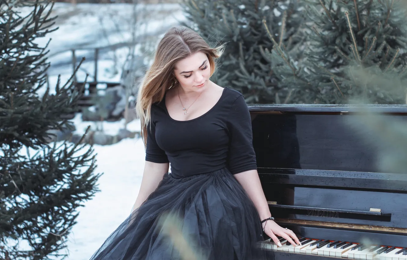 Фото обои зима, снег, елки, Девушка, платье, фортепиано