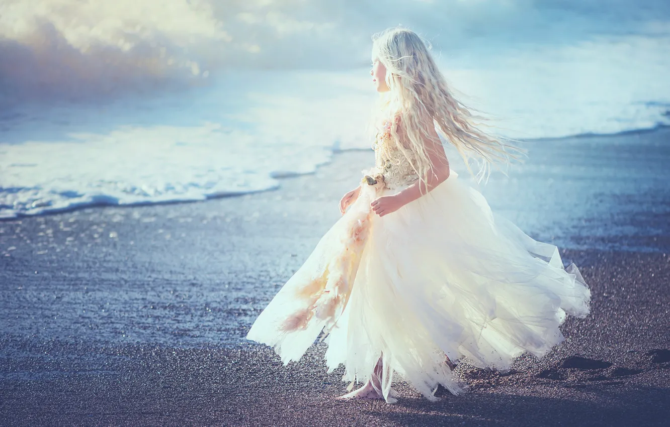 Фото обои берег, платье, девочка, Edie Layland, Blue Heaven