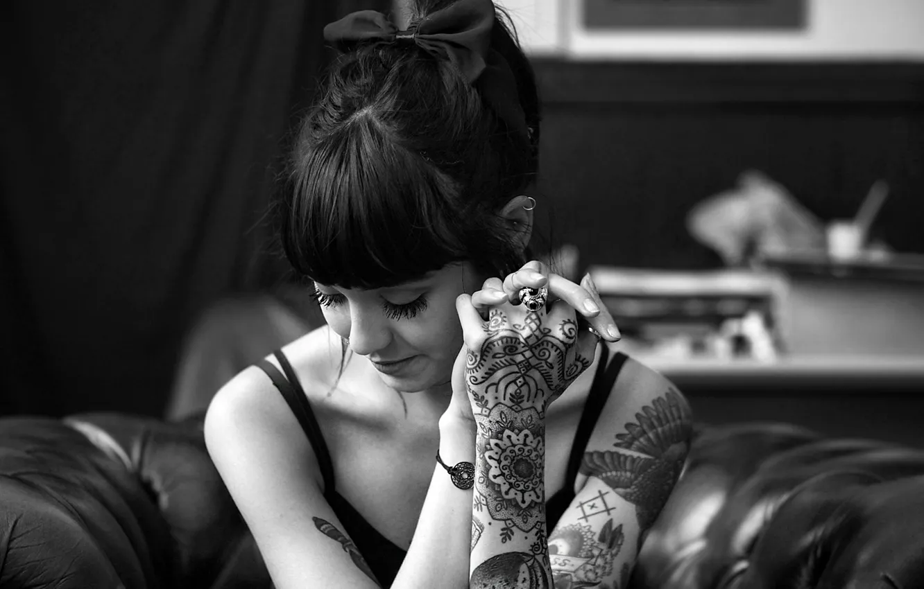 Фото обои girl, woman, model, tattoo, brunette, black and white, tattoos, female