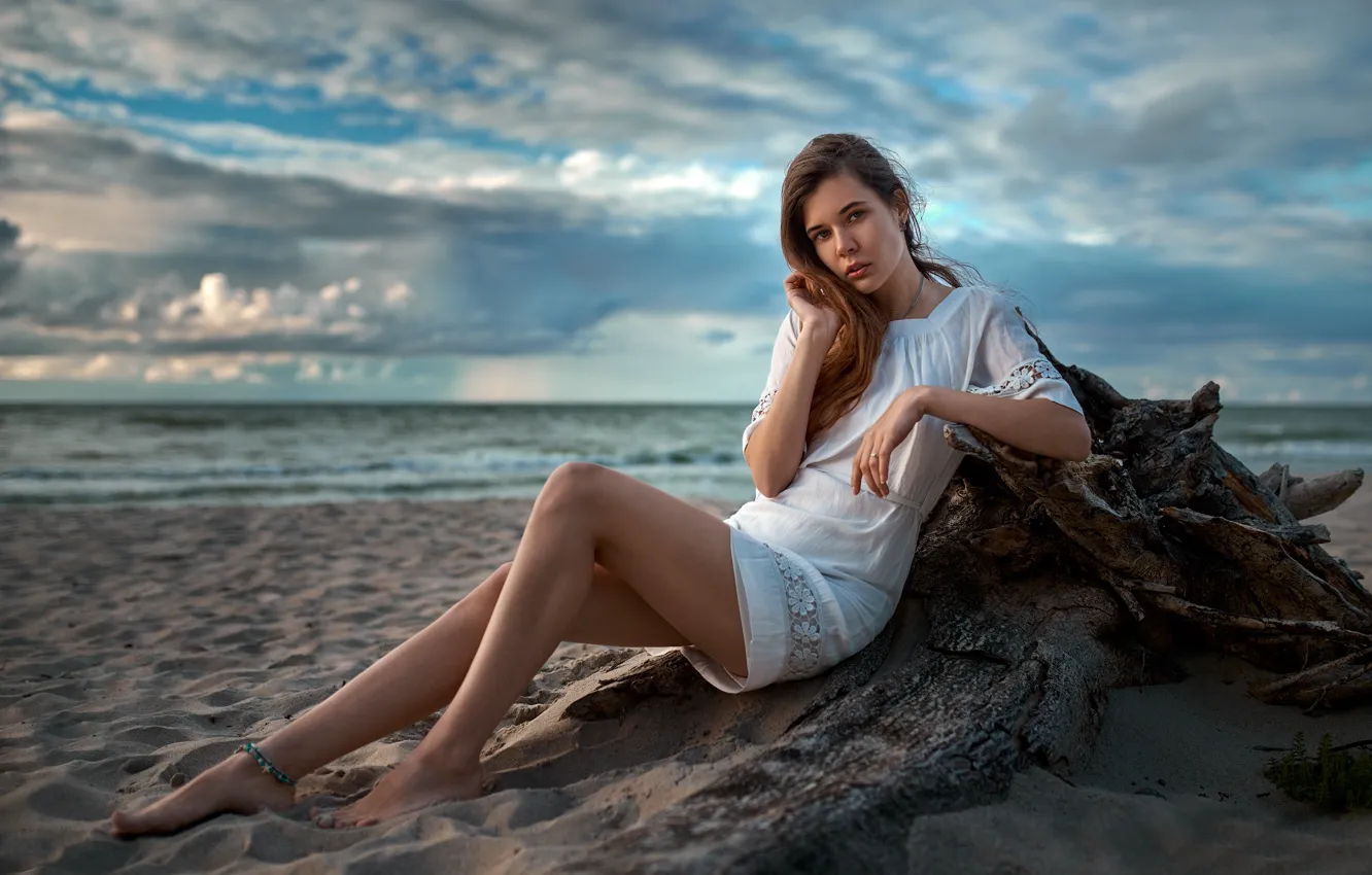 Фото обои песок, вода, девушка, облака, поза, берег, босиком, платье