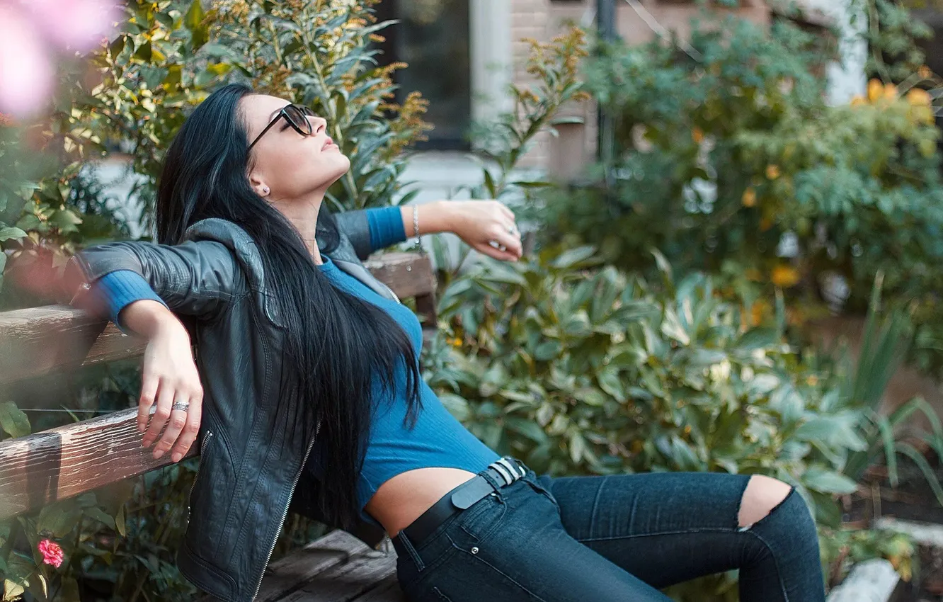 Фото обои woman, young, beautiful, model, jeans, brunette, posing, sunglasses