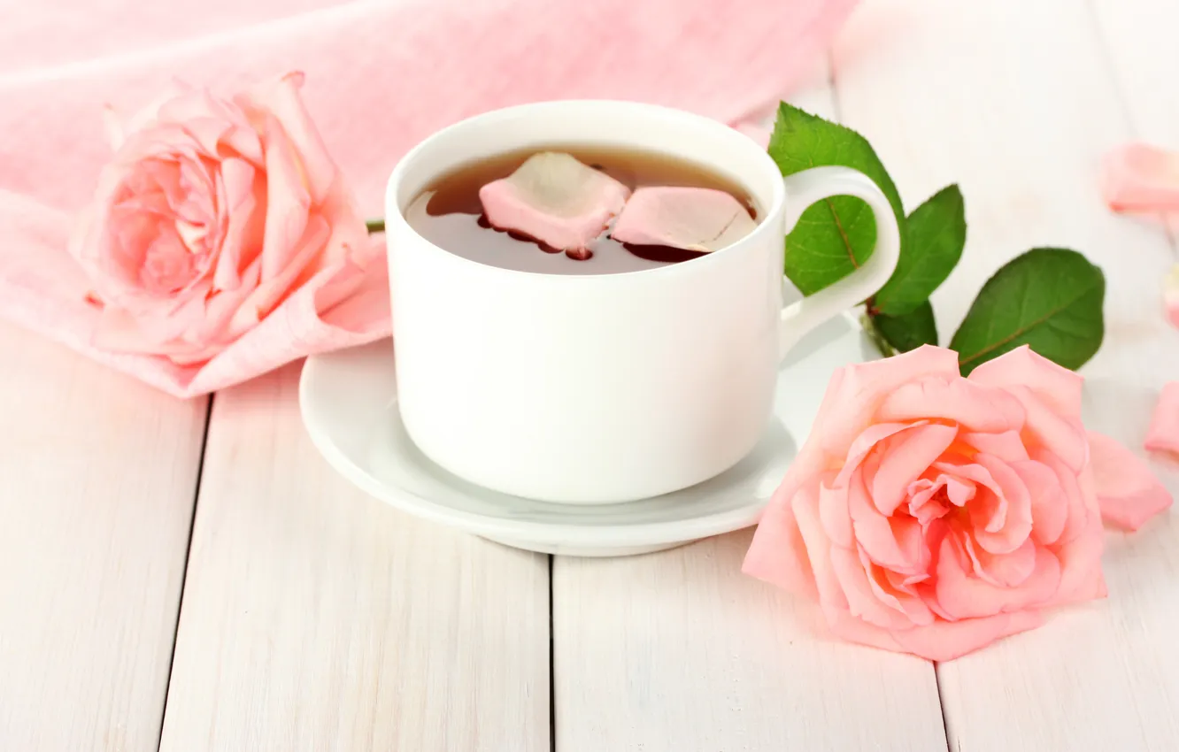 Фото обои цветы, чай, розы, лепестки, чашка, белая, розовые, блюдце