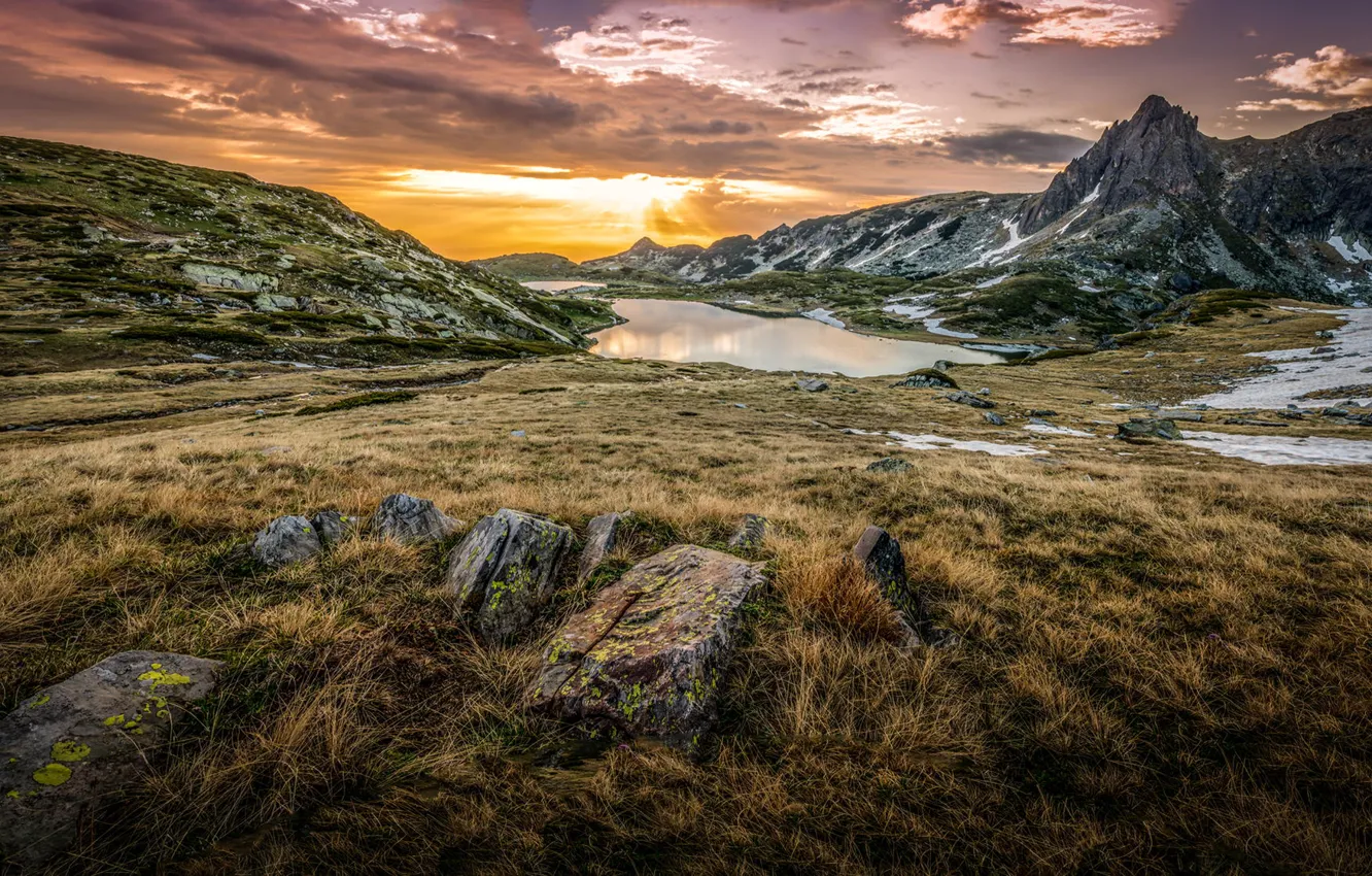 Фото обои трава, облака, горы, озеро, восход, камни, Болгария