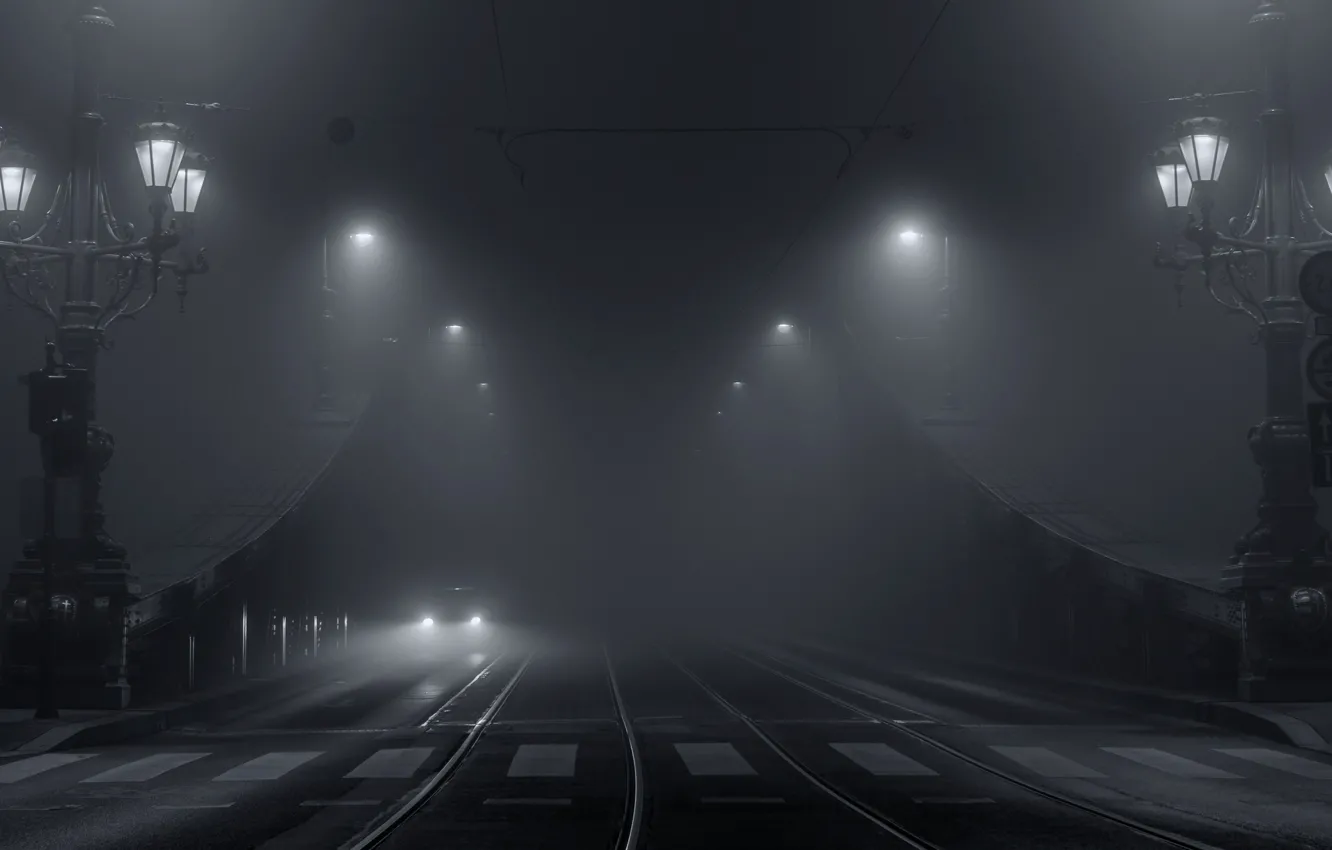 Фото обои машина, свет, мост, город, огни, туман, чёрно - белое фото