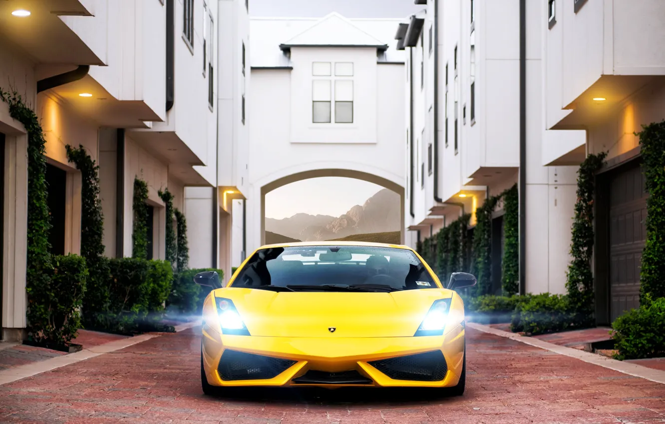 Фото обои здание, Lamborghini, брусчатка, Superleggera, Gallardo, блик, жёлтая, ламборджини