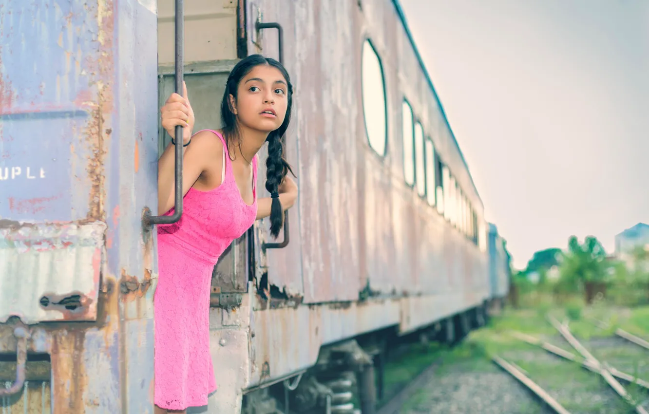 Фото обои взгляд, девушка, вагон, коса, в розовом