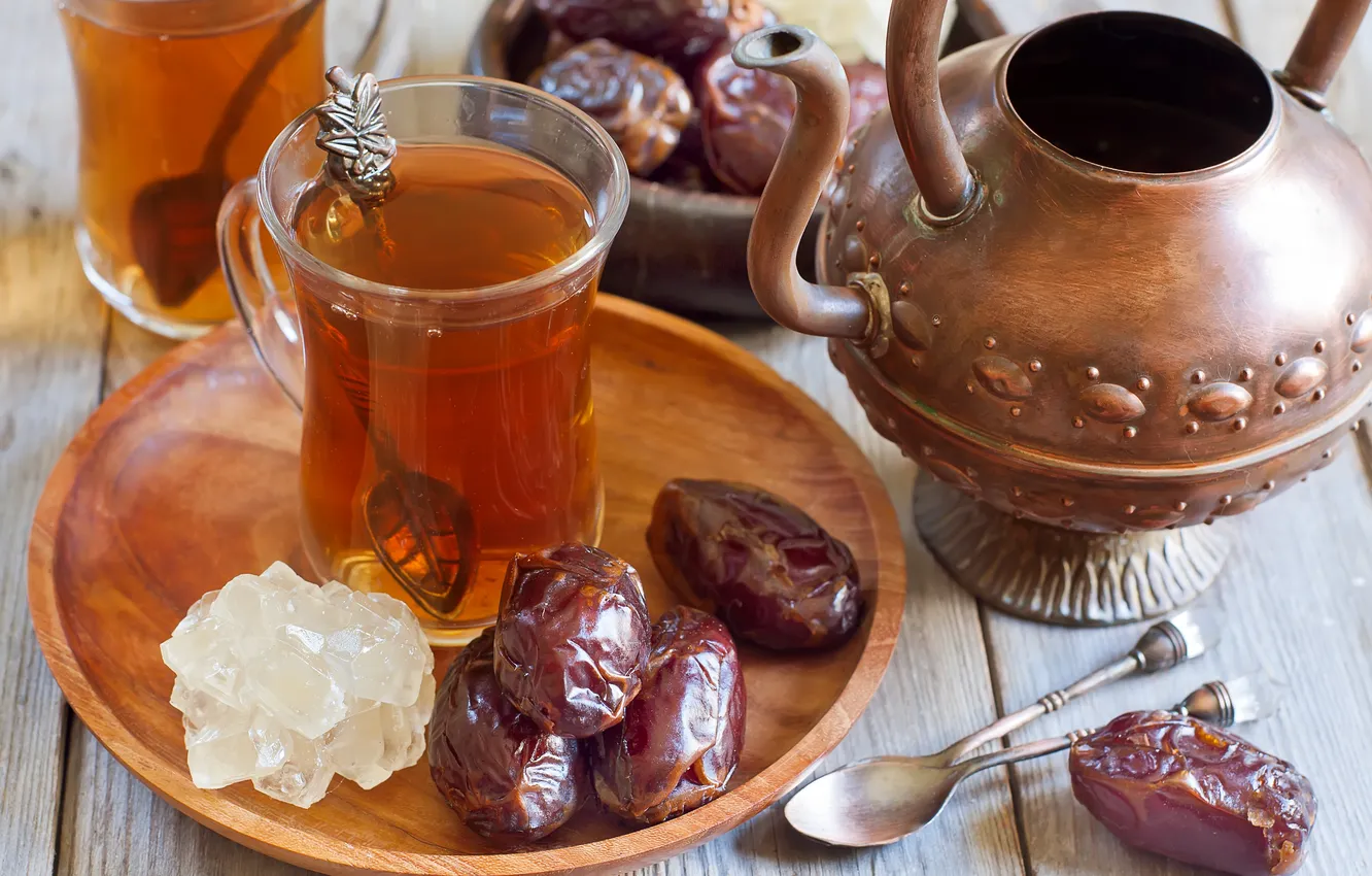 Фото обои чайник, чашки, ложки, финики, арабский чай