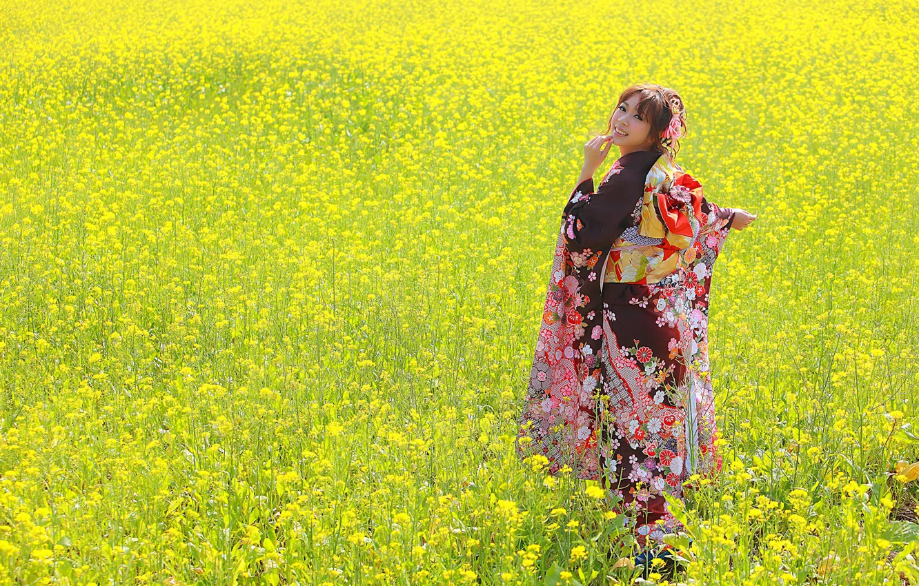Фото обои поле, лето, взгляд, девушка, лицо, улыбка, одежда, кимоно