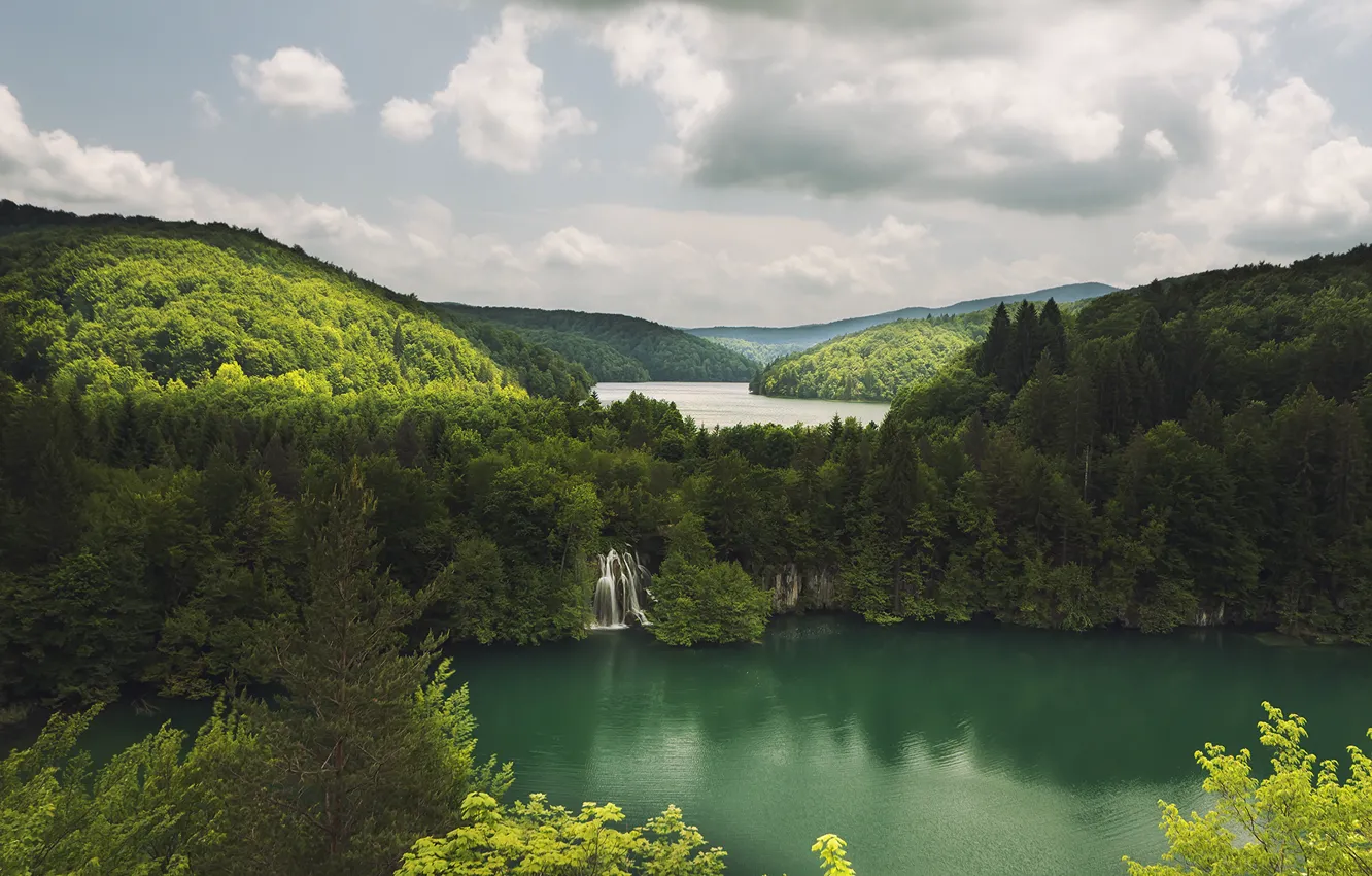 Фото обои лес, облака, деревья, водопад, Хорватия, Плитвицкие озера, Plitvice Lakes