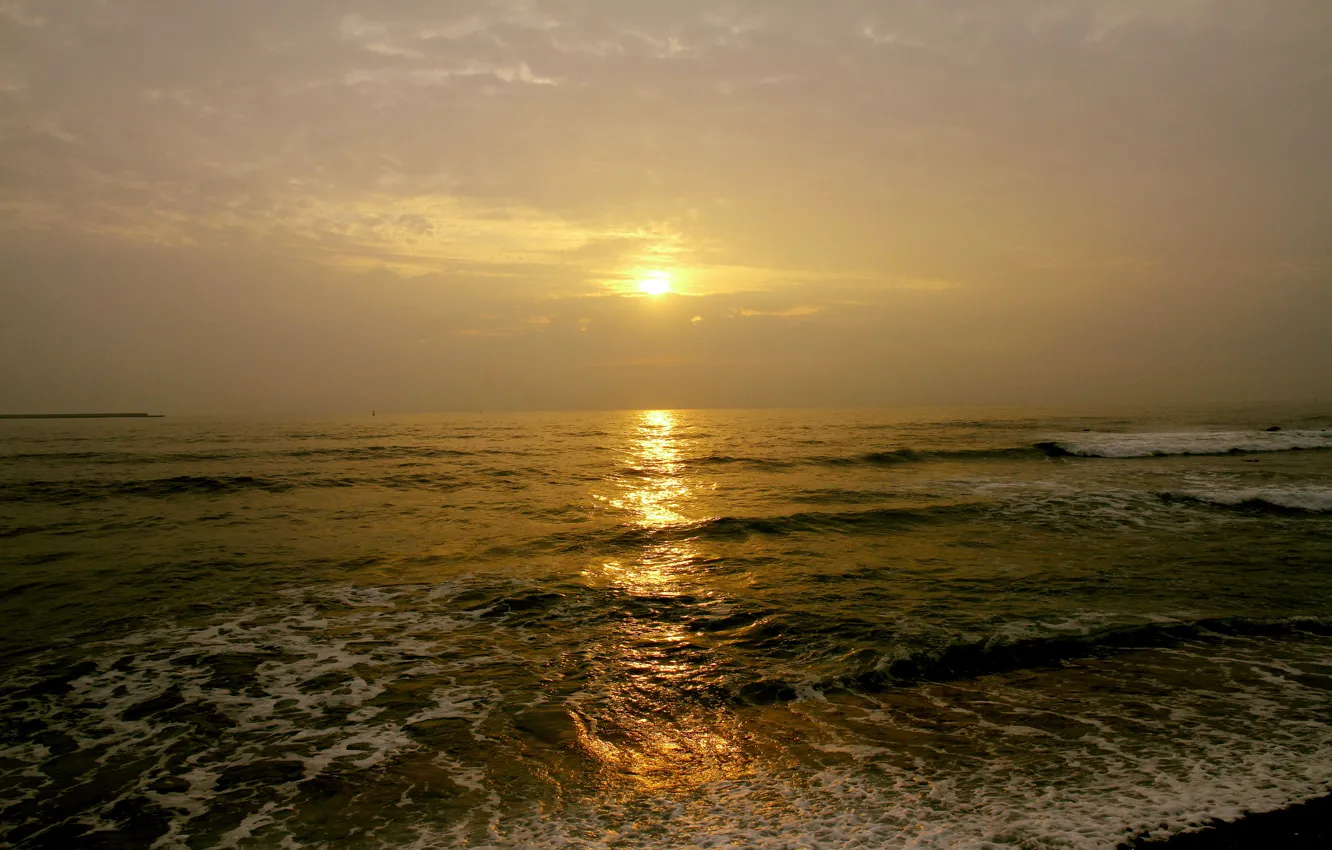 Фото обои море, волны, пляж, солнце, облака, тучи, просвет