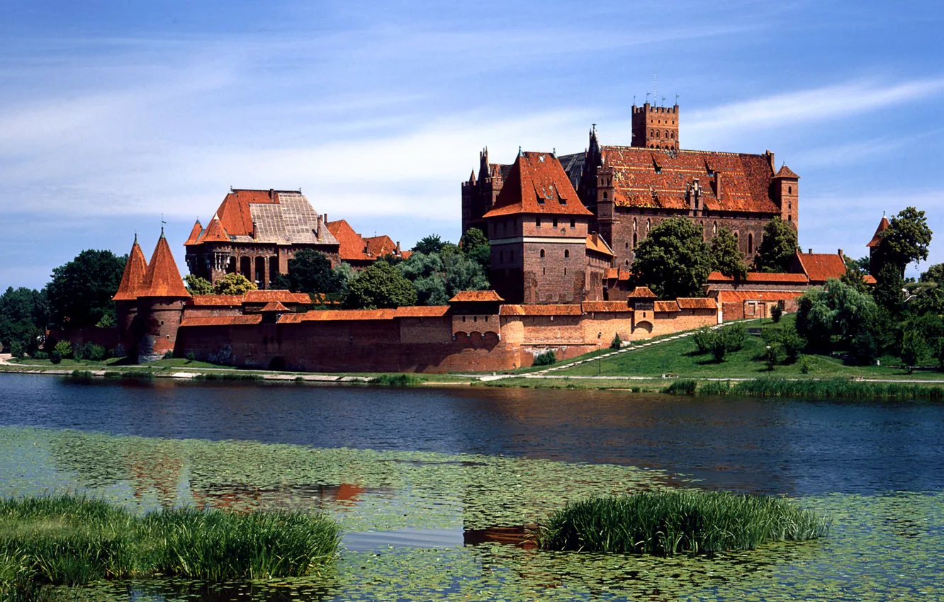 Фото обои замок, башня, европа, красная крыша
