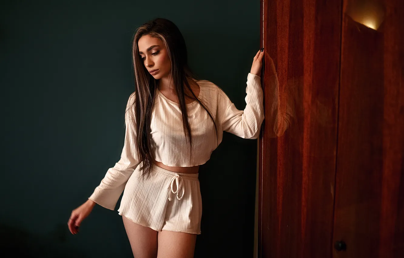 Фото обои girl, shorts, beautiful, model, sweet, brunette, long-haired, pajamas