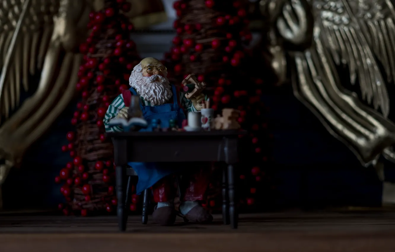 Фото обои зима, ягоды, темный фон, стол, праздник, игрушка, Рождество, подарки