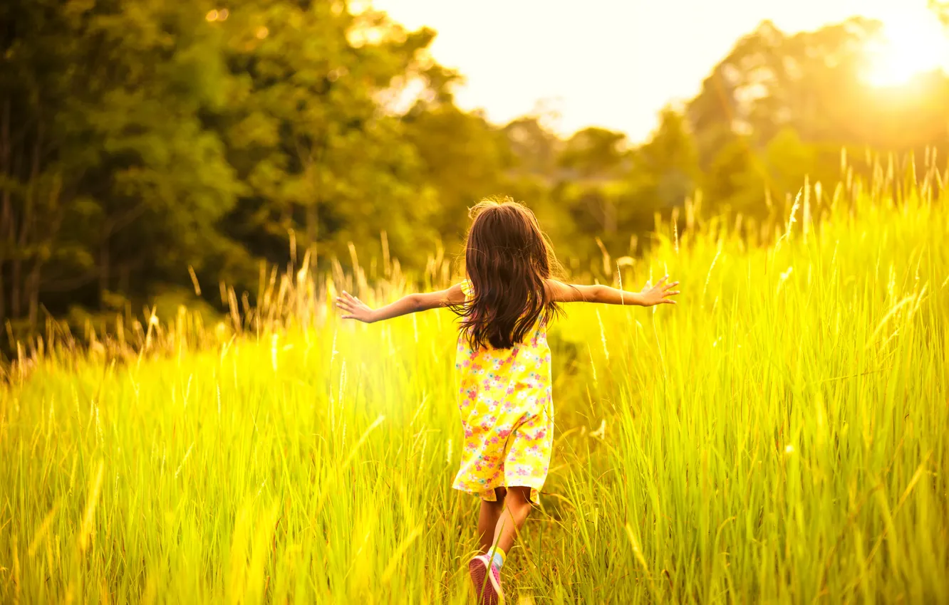 Фото обои лето, трава, свет, тепло, настроение, ребенок, девочка, бежит