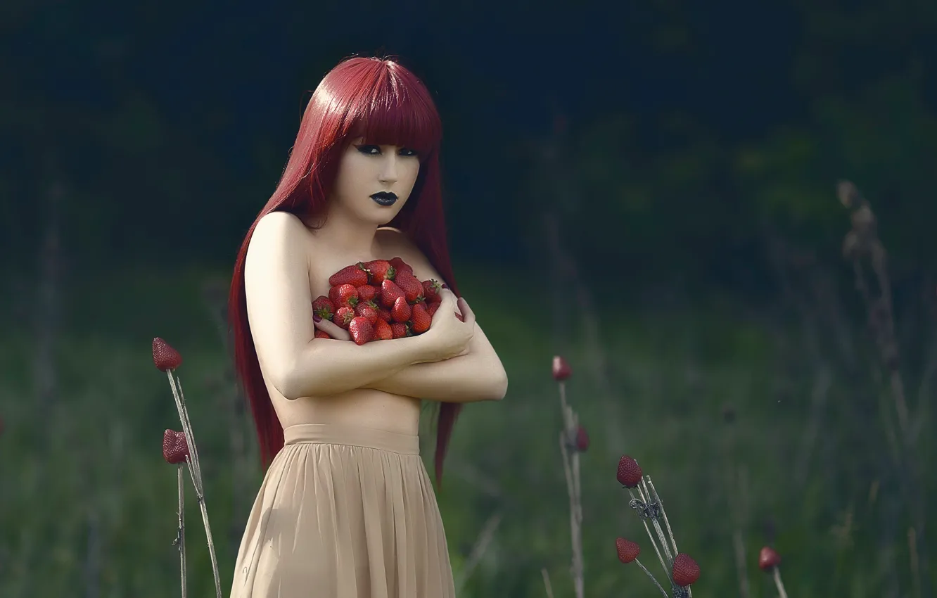 Фото обои девушка, ягоды, клубника, сбор