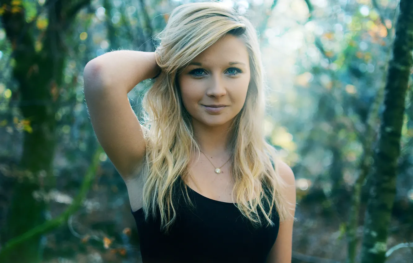 Фото обои лес, девушка, улыбка, волосы, ожерелье, прямой взгляд