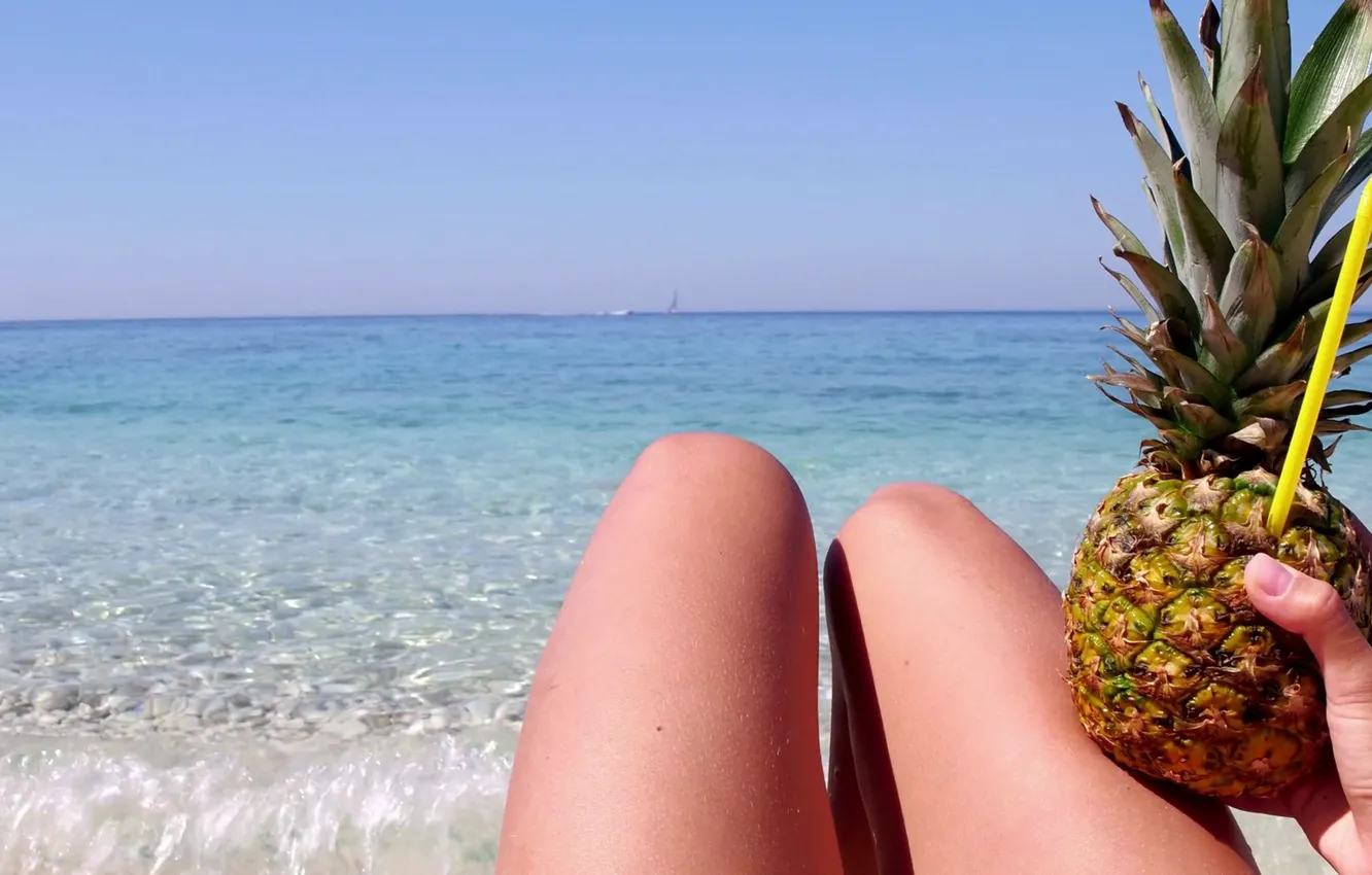 Фото обои море, пляж, лето, девушка, загар, трубочка, ананас, ножки