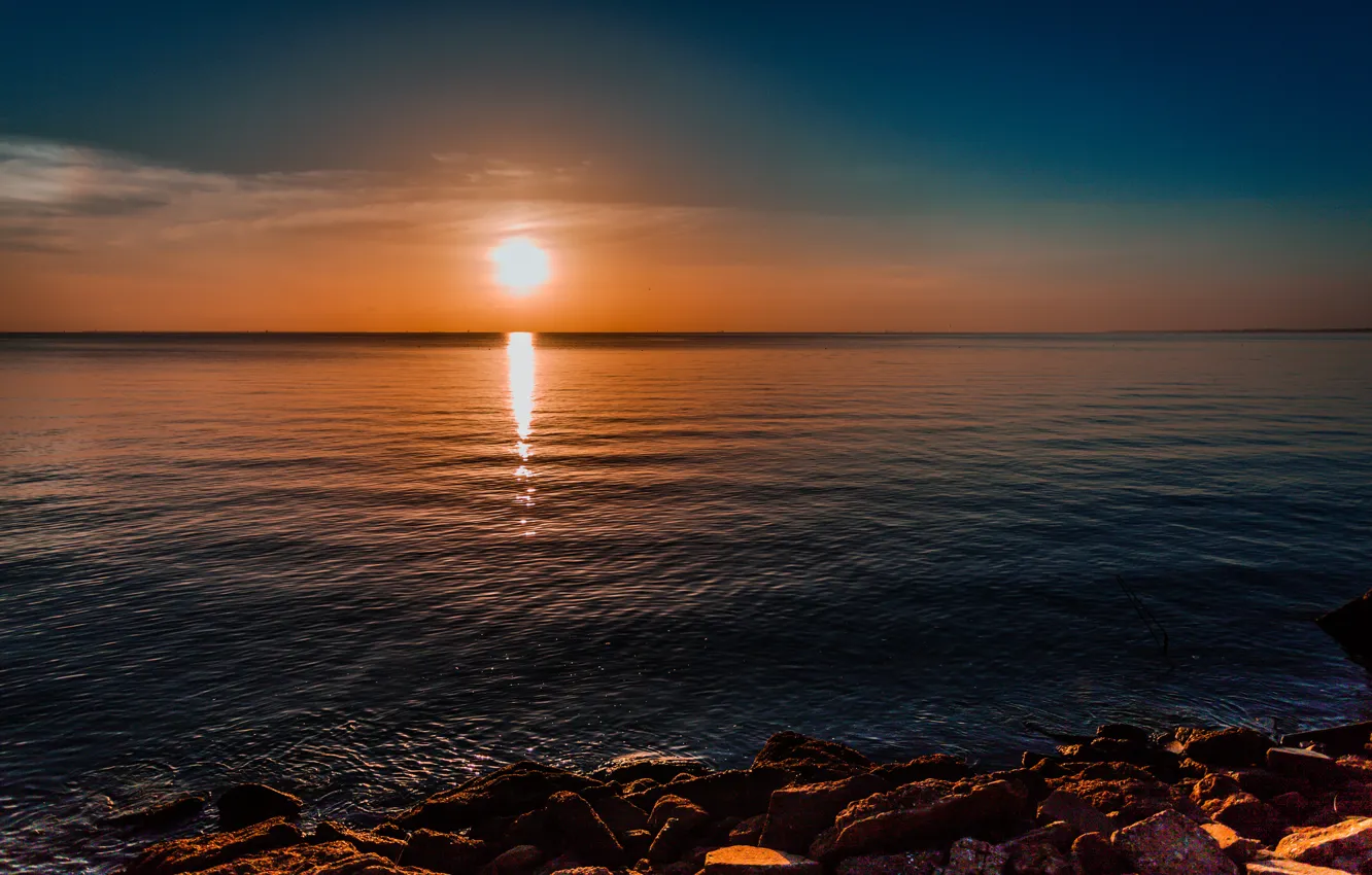 Фото обои море, солнце, камни, рассвет, берег, утро