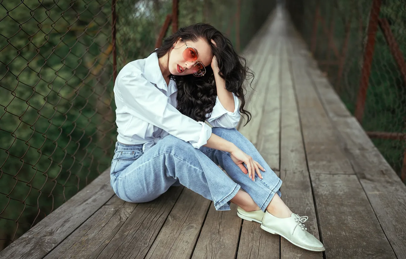 Фото обои girl, nature, model, women, jeans, brunette, sitting, white shirt