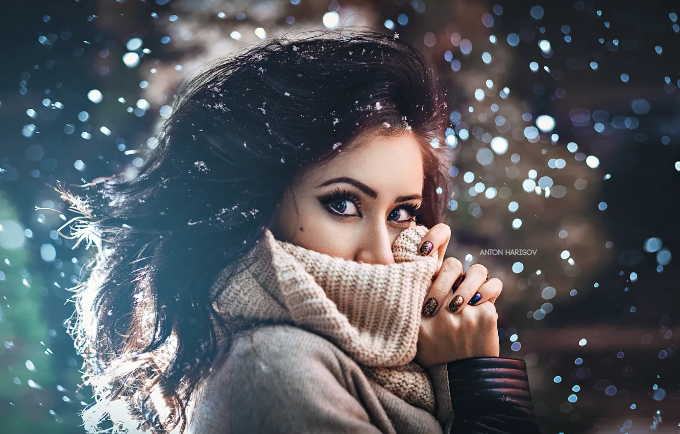Фото обои зима, взгляд, снежинки, фон, модель, портрет, руки, макияж