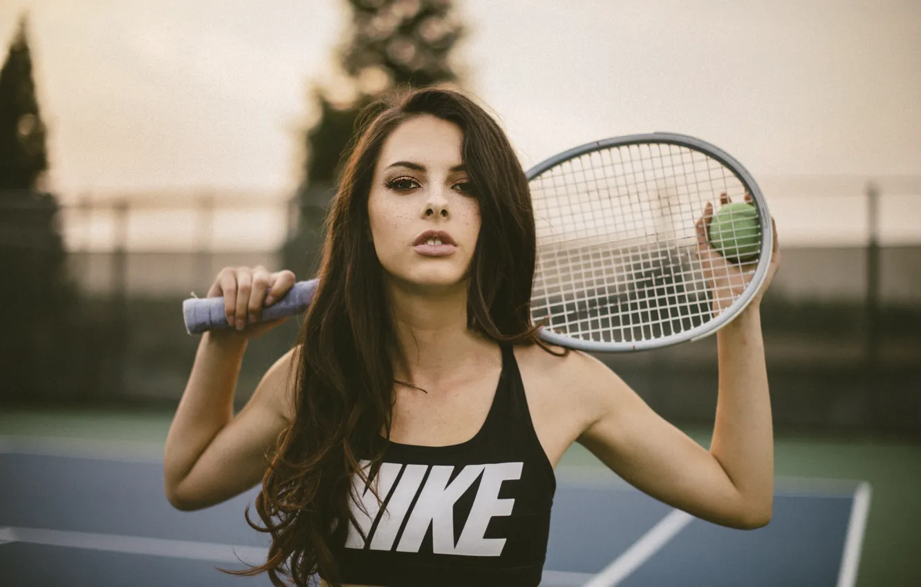 Фото обои взгляд, брюнетка, ракетка, веснушки, теннис