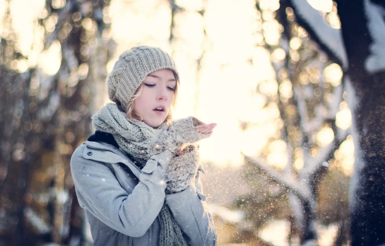 Фото обои зима, девушка, снег, деревья, шапка, шарф, пальто, митенки
