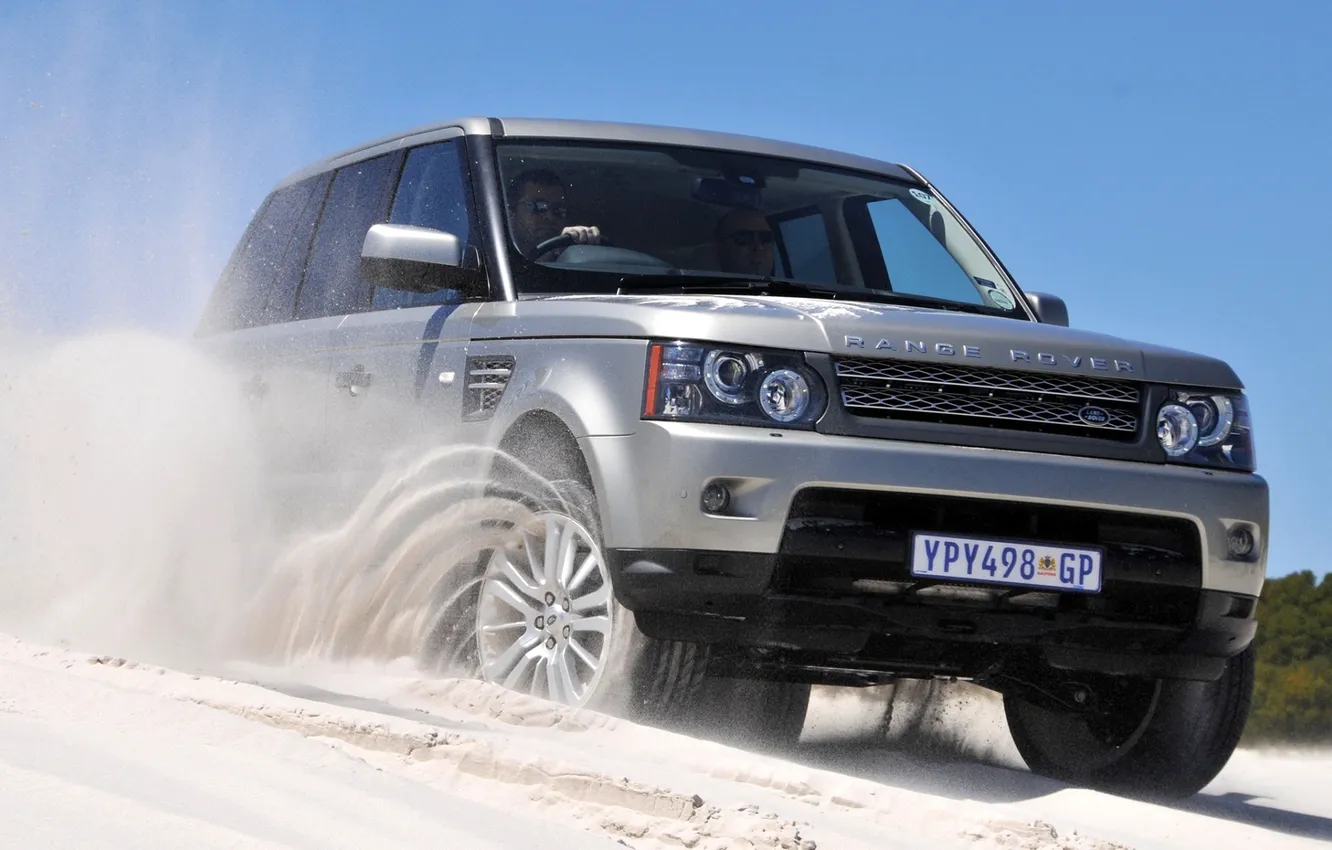 Фото обои песок, небо, серый, джип, внедорожник, Land Rover, Range Rover, передок