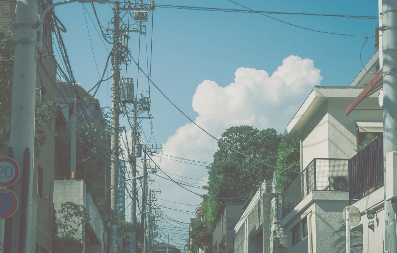 Фото обои небо, облака, столбы, провода, дома, Япония