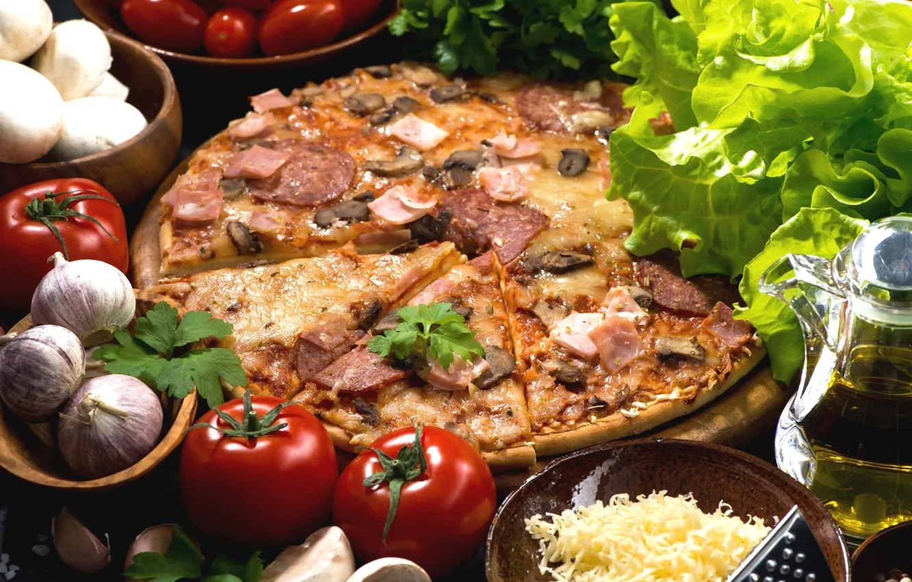 Фото обои грибы, масло, сыр, пицца, помидоры, салат, чеснок, ветчина