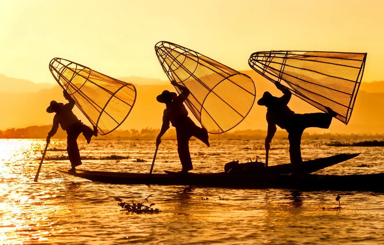 Фото обои солнце, река, восход, лодка, утро, рыбаки, силуэты, ловушки
