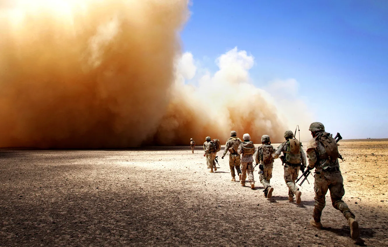 Фото обои пустыня, буря, пыль, солдаты, поход