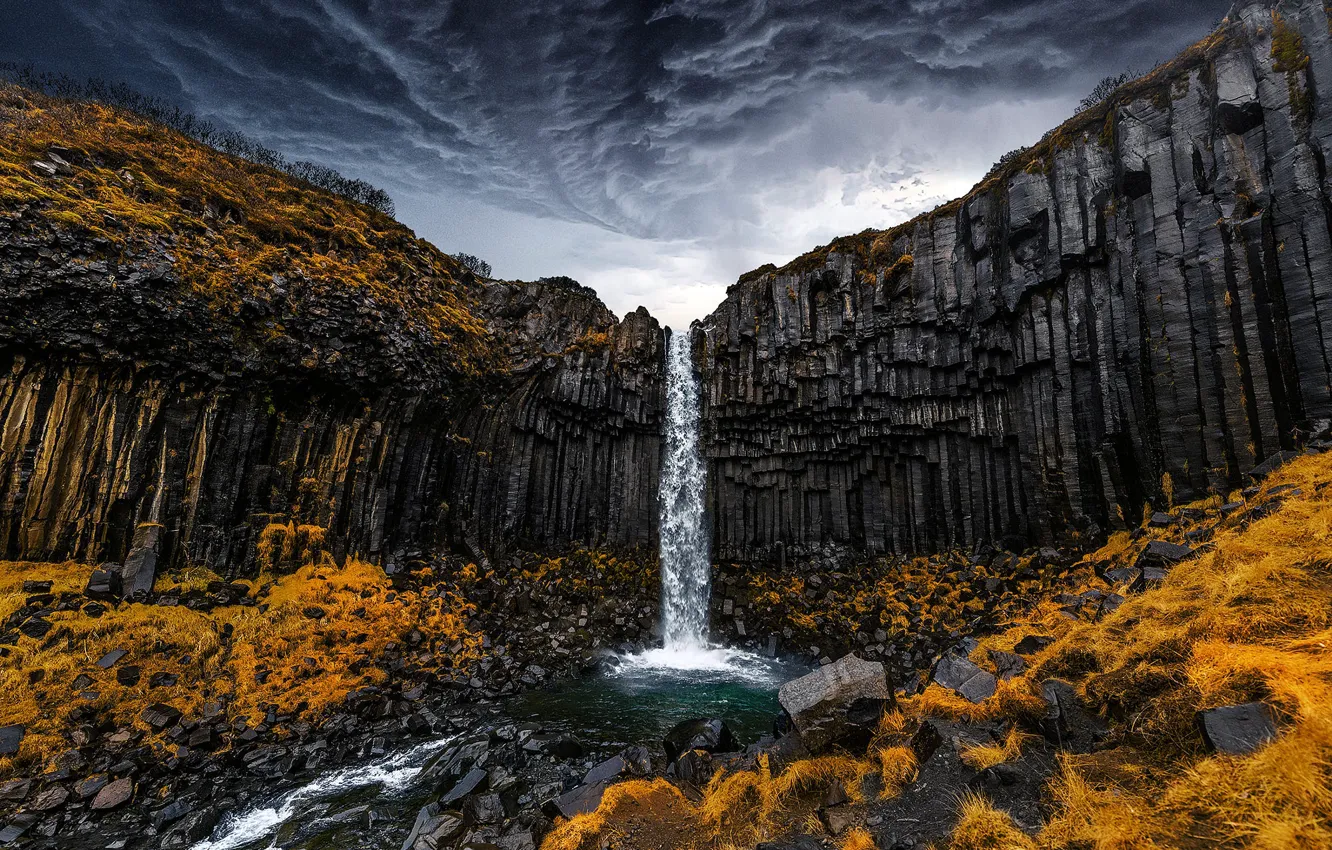 Фото обои осень, тучи, камни, скалы, берег, водопад, буря, ураган