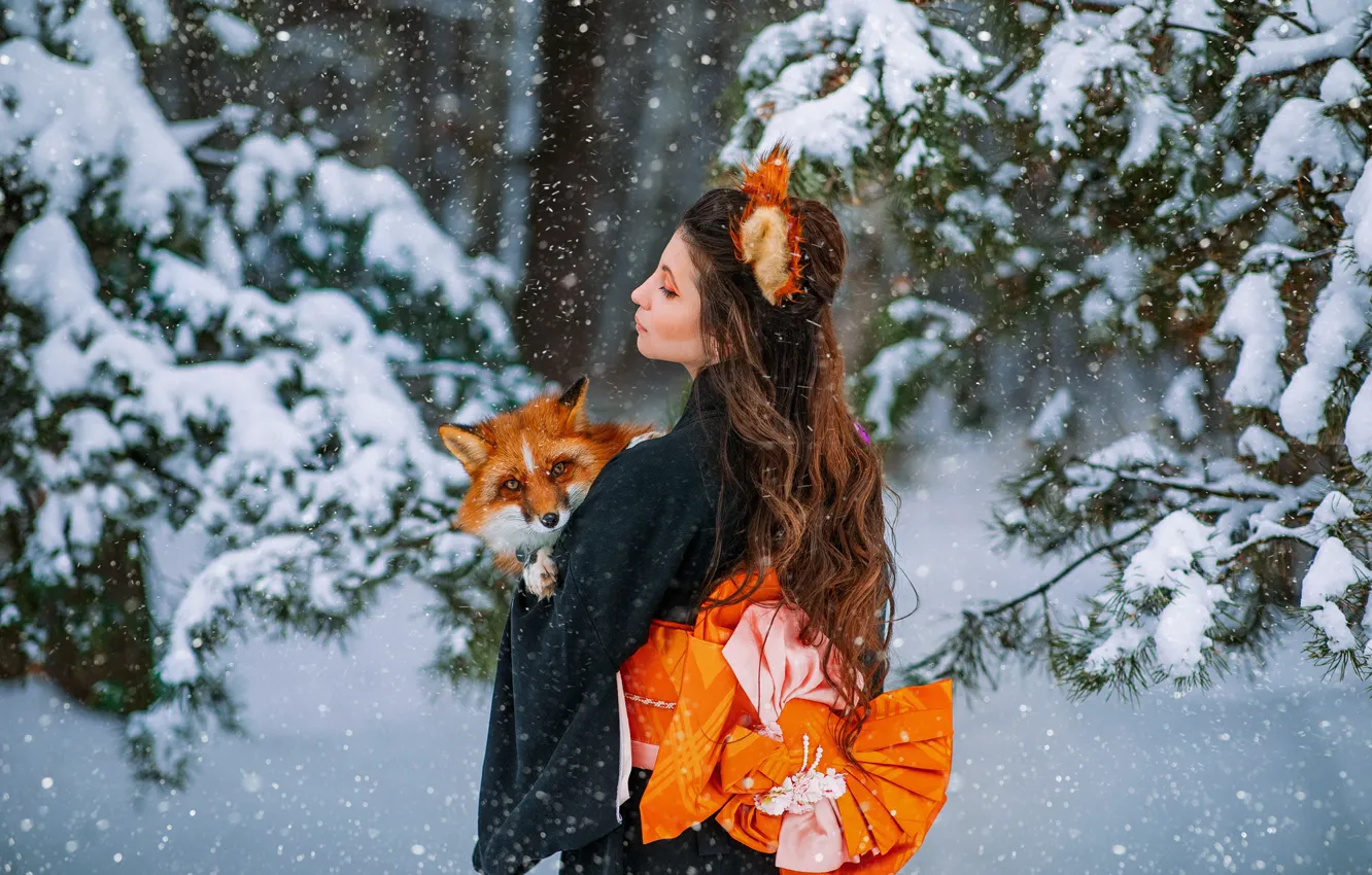Фото обои зима, лес, девушка, снег, поза, лиса, рыжая, кимоно