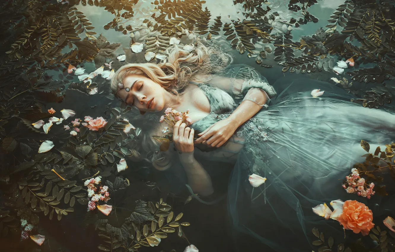 Фото обои грудь, листья, вода, девушка, цветы, ветки, природа, лицо