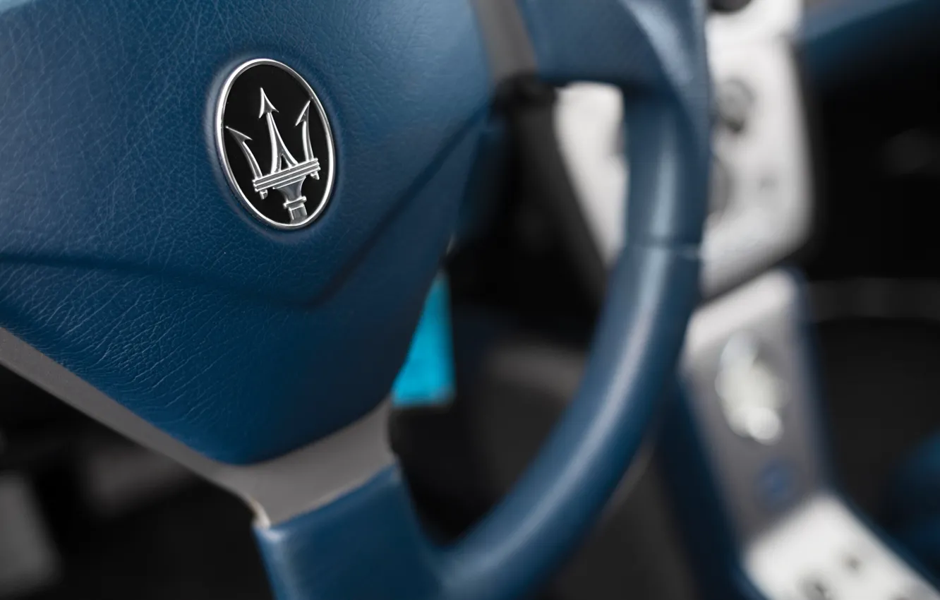 Фото обои Maserati, logo, MC12, Maserati MC12, steering wheel, badge