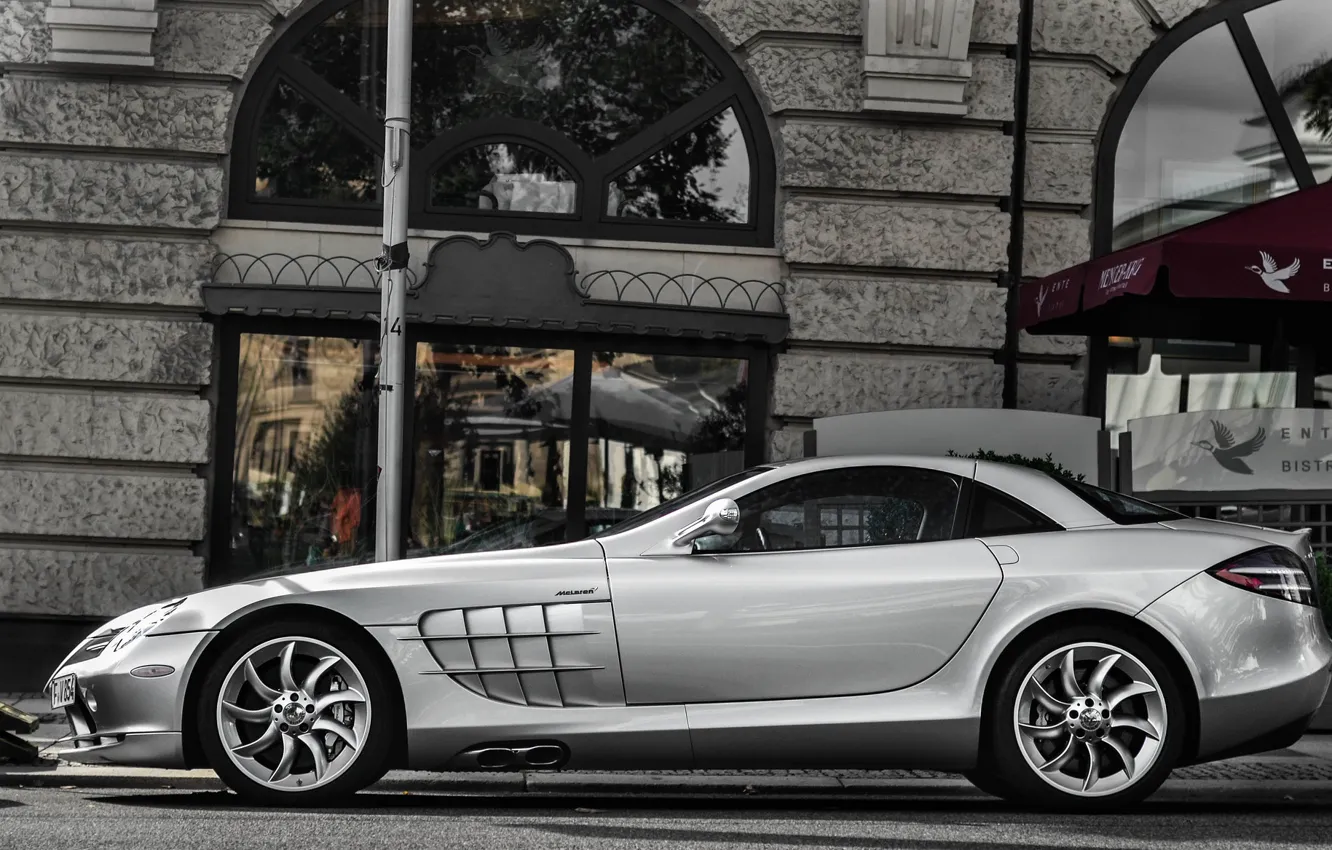 Фото обои улица, серебро, здание, silver, Mercedes, мерседес, street, mclaren